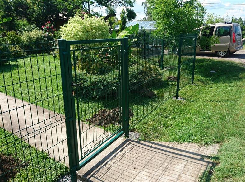 Jednokrilna kapija i ograda pocinkovana i plastificirana
Kapija je sa ispunom od panela i štelujućim šarkama